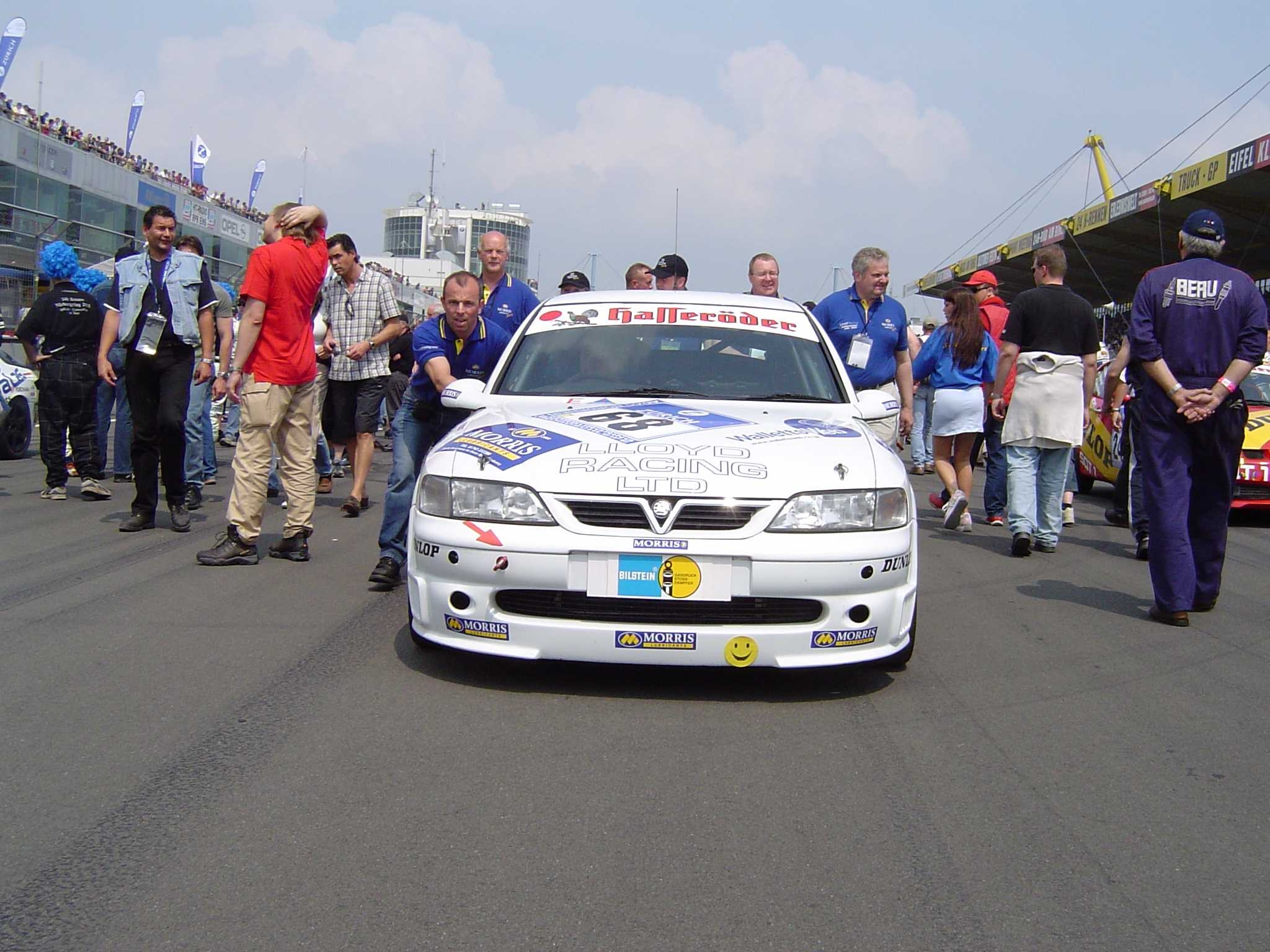 VectraChallenge020_on_Grid_Nurburgring24hr.JPG